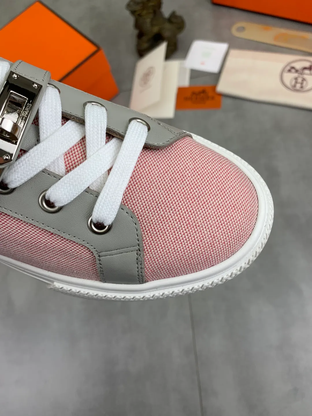 Men's men's shoes 💰P640 New Hermes top version Hermès classic couple style #𝐊𝐞𝐥𝐥𝐲 buckle casual white shoes skateboard shoes that will not conflict with shoes at all. Full of unknowns, Hermès rarely produces flat casual shoes and they are paired with classic palladium-plated Kelly shoe buckles! You'll fall in love with it at first sight. It's super versatile and can be worn with any skirt or pants. 🉑️Close your eyes and wear it. It's super noble. Fabric: Specific cowhide/canvas material. Lining: Sheepskin lining. Outsole: Original molded TPU outsole. Size: 35-45.